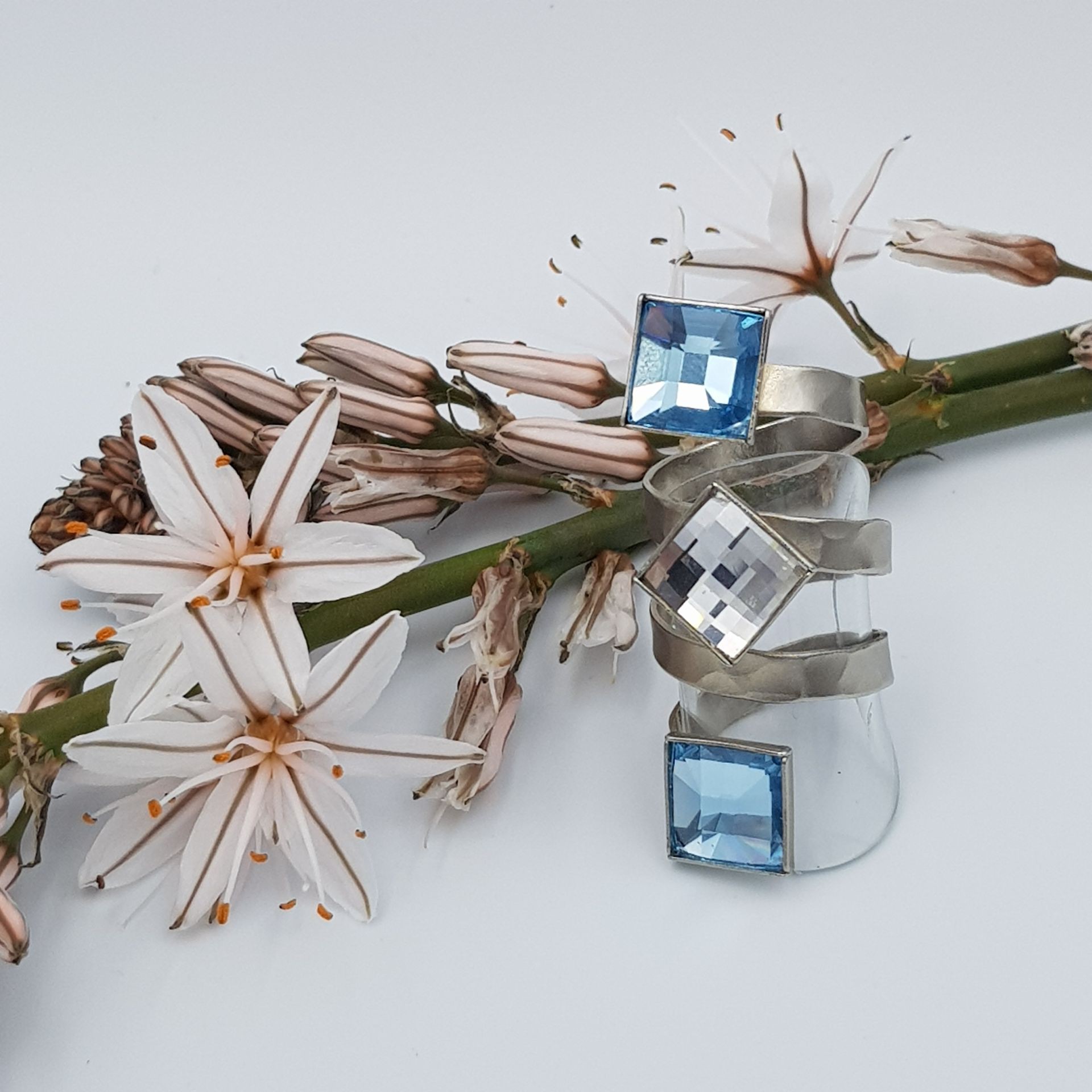 ΔΑΧΤΥΛΙΔΙ ΕΠΑΡΓΥΡΟ ΜΕ SWAROVSKI ΜΠΛΕ ΑΝΟΙΚΤΟ